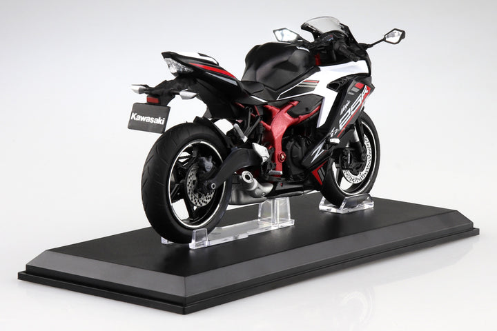 1/12 KAWASAKI Ninja ZX-25R メタリックスパークブラック×パールフラットスターダストホワイト